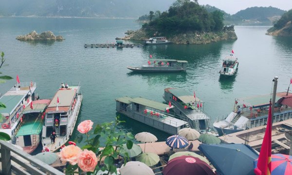 Thung Nai - điểm du lịch lý tưởng vào mỗi dịp hè.
