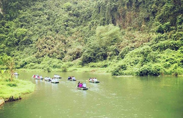 Khám phá Tràng An bằng những chuyến thuyền nhỏ