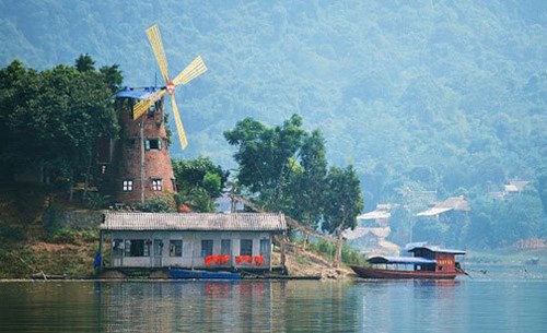 Khung cảnh đầy thơ mộng bên nhà nghỉ Cối Xay Gió ở Thung Nai