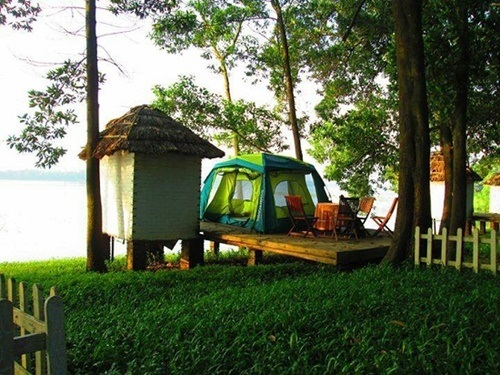 Hoạt động cắm trại và nghỉ dưỡng qua đêm ở Đồng Mô luôn được các bạn trẻ ưa thích.