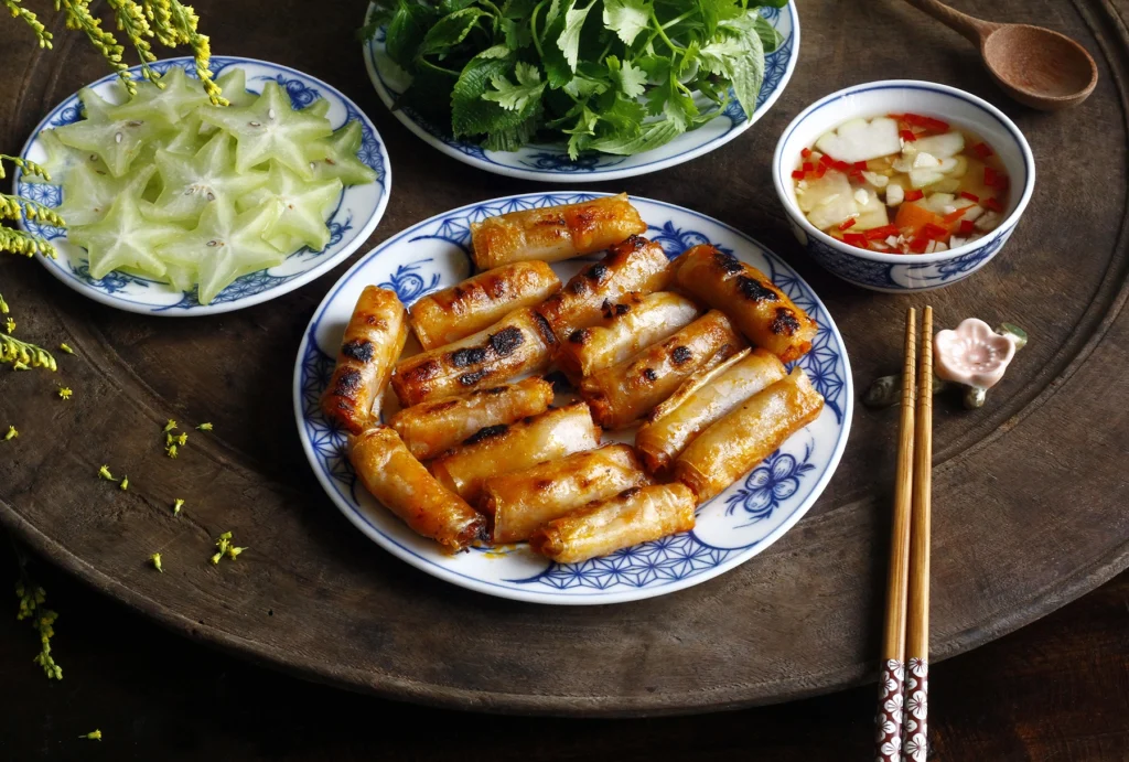 Bảng Giá Thuê Xe đi Sầm Sơn từ Hà Nội (4-45 Chỗ) Mới Nhất 2026 Trọn Gói 6 Chả Tôm Nướng Than Hoa & Nem Chua